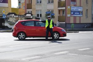 Policjant z braniewskiej drogówki kieruje ruchem